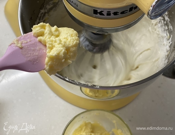 Когда масса станет плотной, добавить смесь масла и сгущенки. Еще раз хорошо взбить.
