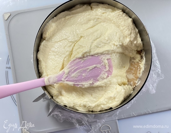 На дно формы поместить корж. Сверху выложить суфле. Убрать в холодильник на 3–4 часа