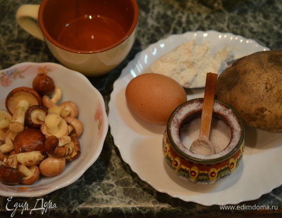 Подготовьте все необходимые продукты. Грибы могут быть любые, даже всесезонные шампиньоны.