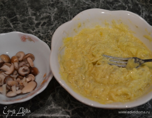 Если у вас лесные грибы, то промойте их и отварите в течение 10 минут, затем воду слейте и промойте их. Картофельное тесто хорошо перемешайте.