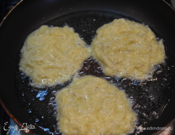В сковороде разогрейте растительное масло, ложкой выкладывайте картофельное тесто.