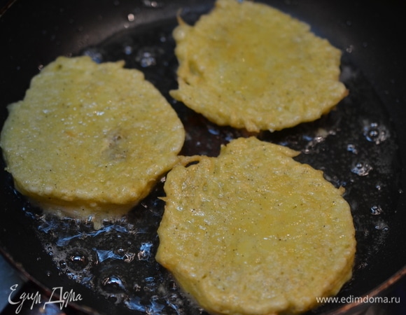 Аккуратно переверните драники и обжарьте до готовности с другой стороны.