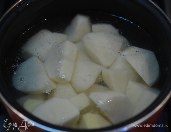 Залейте водой, посолите, доведите до кипения и варите на небольшом огне около 25 минут до мягкости картофеля.
