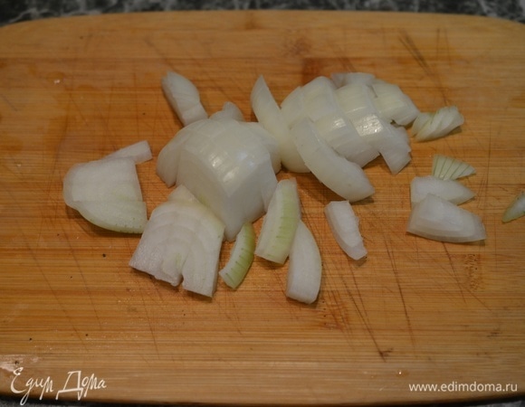 Пока варится картофель, приготовим хрустящий лучок. Лук почистите и нарежьте небольшими кубиками.