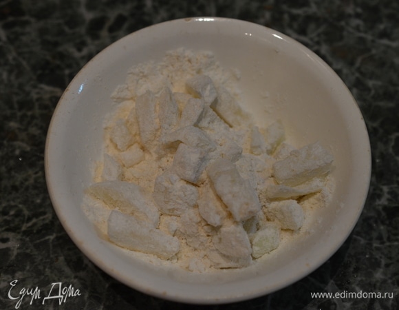 Муку посолите и запанируйте в ней кусочки нарезанного лука.