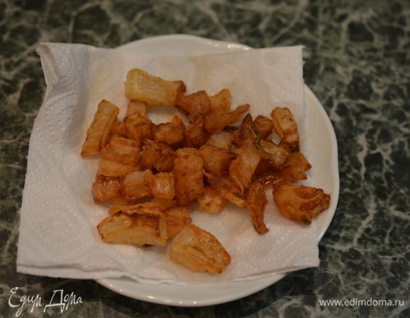 Выложите обжаренный лук на бумажное полотенце, чтобы убрать лишнее масло.