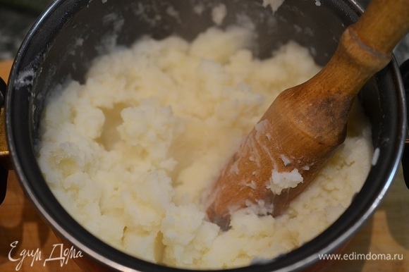 Разомните картофель толкушкой или специальной насадкой для пюре.