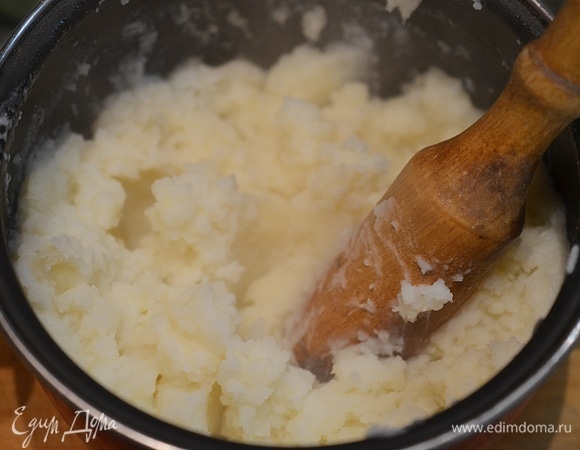Разомните картофель толкушкой или специальной насадкой для пюре.