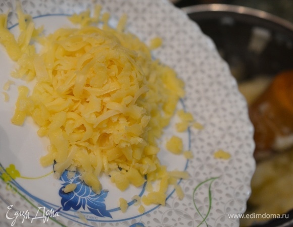 Сыр натрите на терке, добавьте к картофелю. Перемешайте.