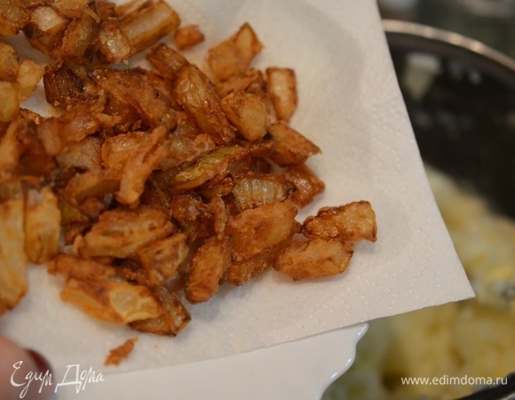 Добавьте половину хрустящего лука. Еще раз перемешайте.