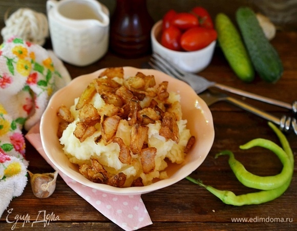 При подаче украсьте пюре оставшимся жареным луком.