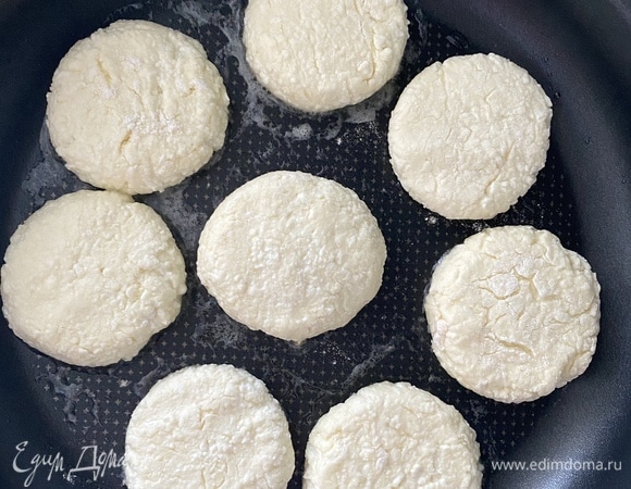 Соединить творог, яйца, сахар и муку, смешать до однородной массы. Отставить на 10–15 минут. Сковороду разогреть с небольшим количеством растительного масла. У меня кокосовое, оно меньше чадит и впитывается. Спустя время сформировать сырники, обвалять в муке. Чтобы придать красивую круглую форму, необходимо взять стакан, перевернуть его и прокрутить несколько раз сырник на 360 градусов.