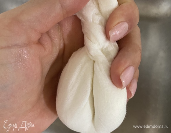 Отжимаем лишнюю жидкость творога через марлю. Иначе нежных сырников нам не видать. Отжимать лучше небольшими порциями.