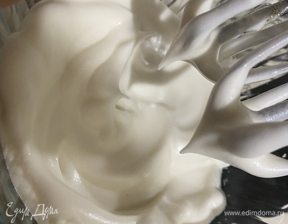 Взбиваем белки минуту, добавляем щепотку соли и продолжаем взбивать. Еще через пару минут добавляем сахар. Белки взбиваем до крепких пиков.