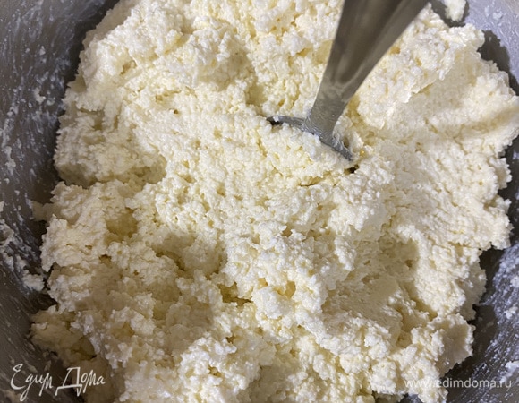 Вводим белки в творожную массу. Нежно вмешиваем белки до однородности.