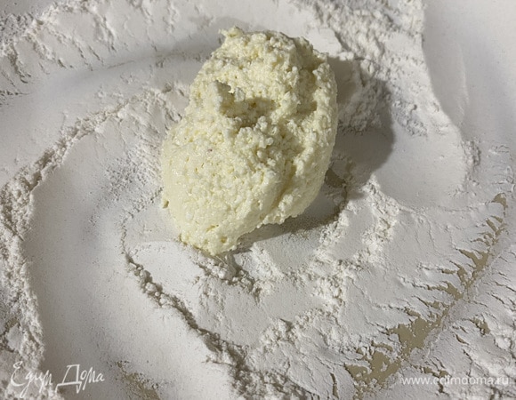Выкладываем массу (1 ст. ложка с горкой) на поверхность, щедро припыленную мукой.