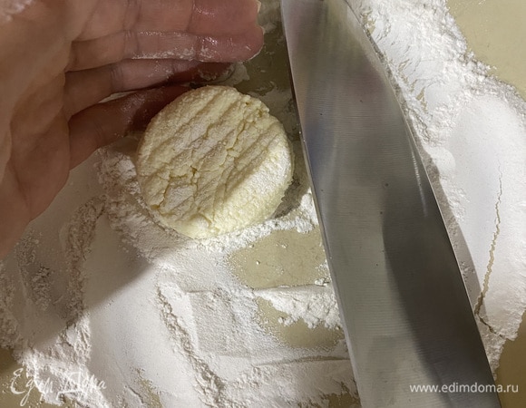 С помощью ножа формируем сырники.