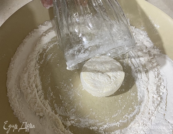 Сформированный ножом сырник накрываем стаканом. Вращаем стакан по часовой стрелке. Именно так получаются идеальные бока и низ сырника!