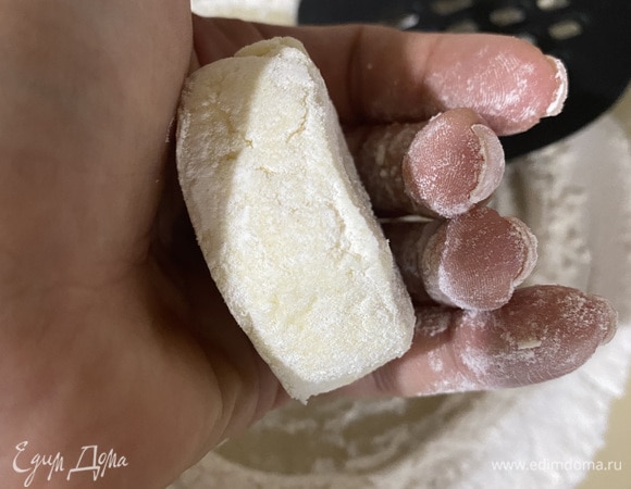 Разогреваем растительное масло. В нем растопим немного сливочного. Обжариваем сырники на огне чуть меньше среднего до золотого бочка. Первая сторона — без крышки. Вторая сторона — под крышкой.