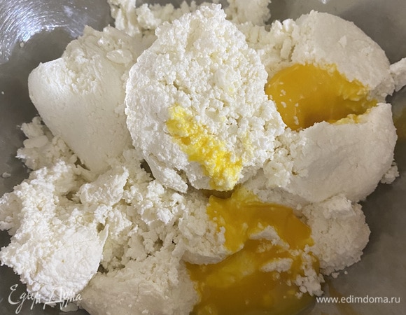Аккуратно перемешиваем творог и желтки. Добавляем ванилин и манку. Перемешиваем.