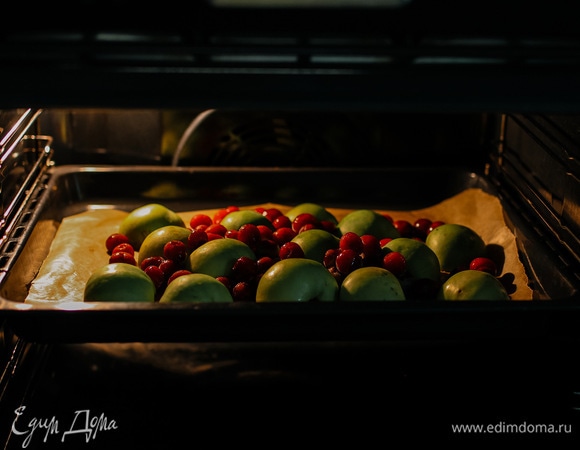 Яблоки разрезать пополам и выложить на противень кожурой вверх, добавить вишню и запекать при 180°C 25–30 минут.