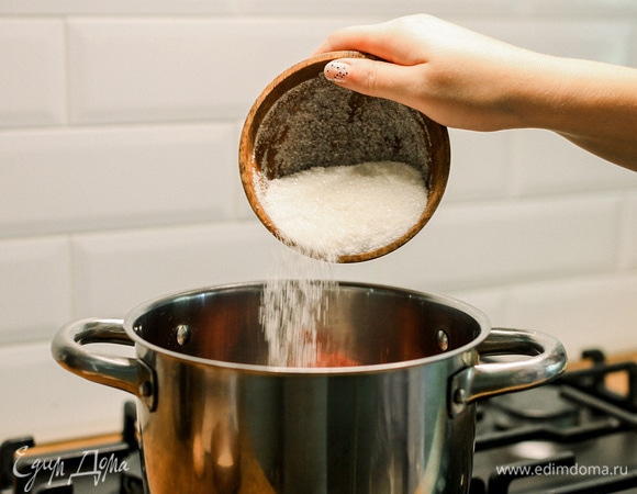 Получившееся пюре поставить вариться на небольшой огонь. Пектин смешать с сахаром и аккуратно всыпать, помешивая. Варить 3–5 минут.