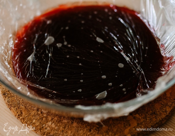 Пюре остудить, переложить в чашку и накрыть пленкой в контакт, убрать в холодильник на полчаса.