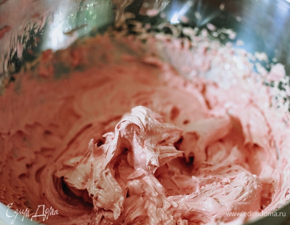 Продолжая взбивать, понемногу вливать сироп, стараясь не попадать на венчики. Взбивать долго не нужно, масса быстро становится устойчивой и застывает благодаря агару.