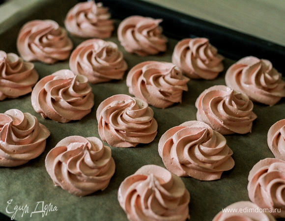 Переложить в кондитерский мешок, насадку можно использовать любую. Отсадить на противень, застеленный пергаментной бумагой. Оставить сохнуть при комнатной температуре, через 12–16 часов зефир уже полностью стабилен.