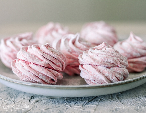 Готовый зефир легко отходит от бумаги, низ будет немного липким, благодаря чему можно склеить половинки зефира друг с другом. Обвалять в сахарной пудре.