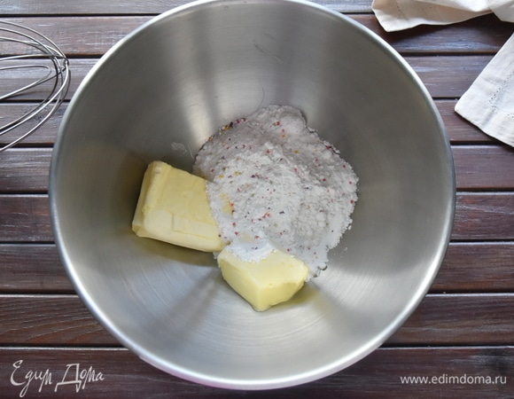 Соединить в деже (рабочая чаша) сахарную пудру и сливочное масло. Взбить до однородной гладкой массы.