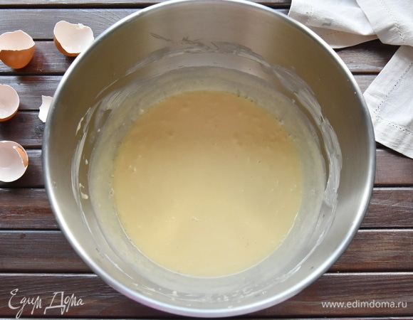 По одному ввести в масляную смесь яйца, продолжая взбивание.
