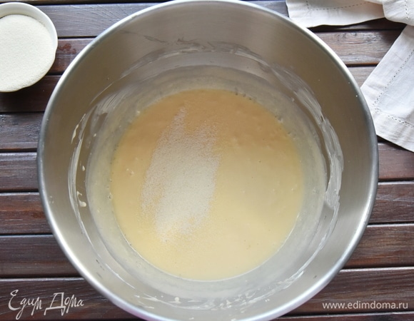 Всыпать манную крупу.