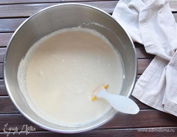 Ввести творожную массу в масляно-яичную смесь и перемешать.