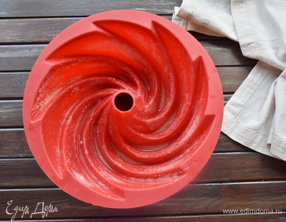 Форму для выпекания смазать маслом и посыпать манкой.