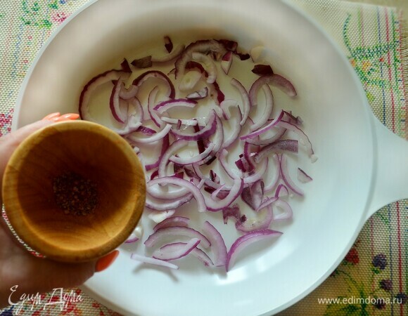 Половину крупной красной луковицы очистите, нарежьте полукольцами. Слегка обжарьте на оливковом масле, добавьте растертый в ступке кориандр и свежемолотый перец.