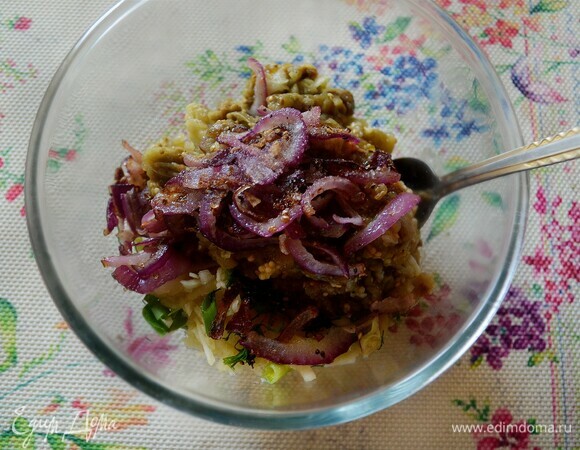 В миске смешайте печеные баклажаны, зелень, яблоки, обжаренный лук. Посолите, перемешайте и поместите в холодильник на 15 мин.