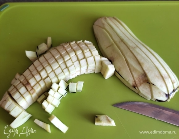 Баклажан так же нарезаем соломкой и обжариваем на 1 ст. ложке растительного масла в течение 5 минут.