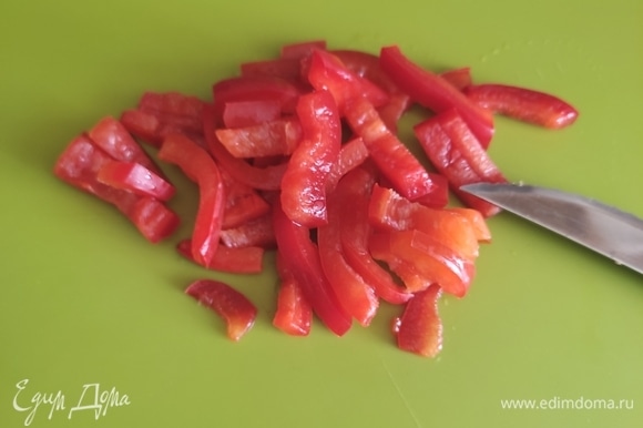 Красный болгарский перец режем все той же соломкой и добавляем к баклажанам.