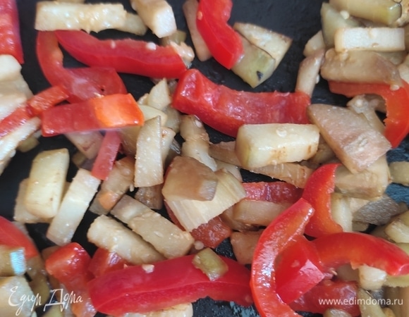 Держим на сковороде еще 5–10 минут, до готовности, и снимаем с огня.