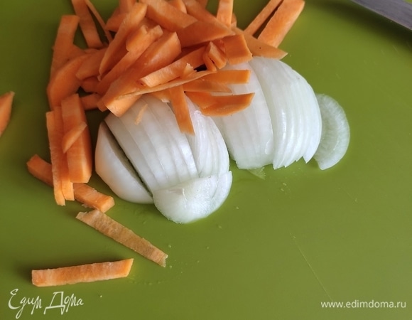 Далее нарезаем лук и морковь, обжариваем на 1 ст. ложке растительного масла до золотистого цвета.