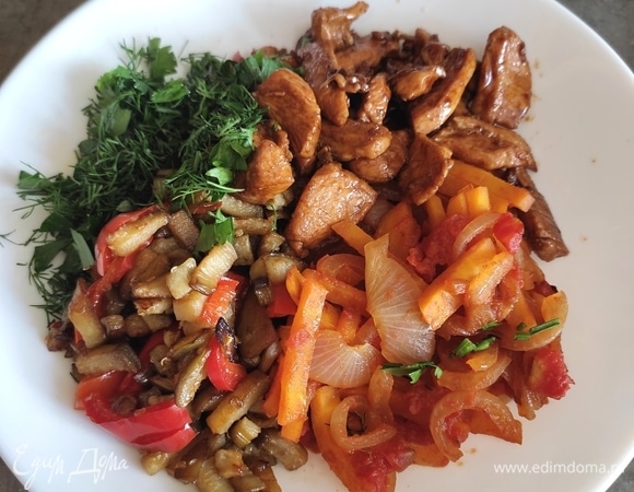 В чашке смешиваем овощи, курицу и зелень, слегка поливаем лимонным соком, пробуем на соль и добавляем 1 ст. ложку оливкового масла.