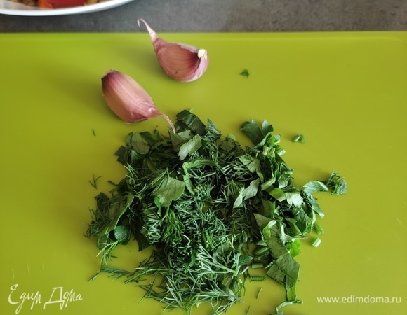 Измельчаем зелень и чеснок. Чеснок добавляйте по своему вкусу, можно заменить на сухую приправу.