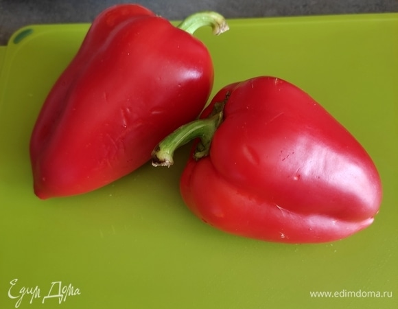 Берем 2 спелых болгарских перца. Хорошенько моем.