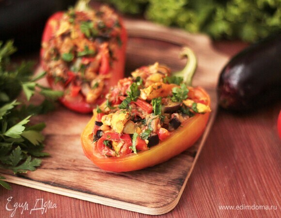 Выкладываем наш салат в половинки перчиков и сервируем. Приятного аппетита!