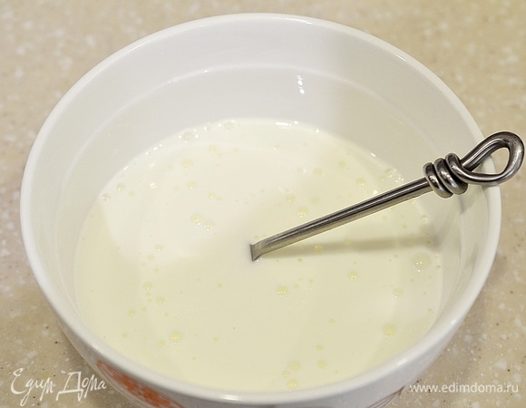 Кефир поставьте в микроволновку на 1–1,5 минуты. Он должен начать сворачиваться.