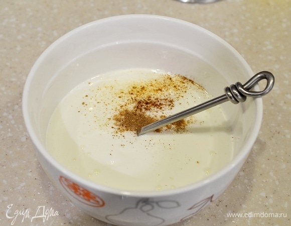 Добавьте соду, соль, сахар, пряности.