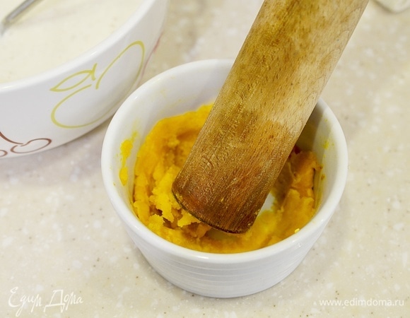 Тыквенное пюре можно взять готовое или же запечь тыкву в духовке до мягкости и потом сделать пюре.