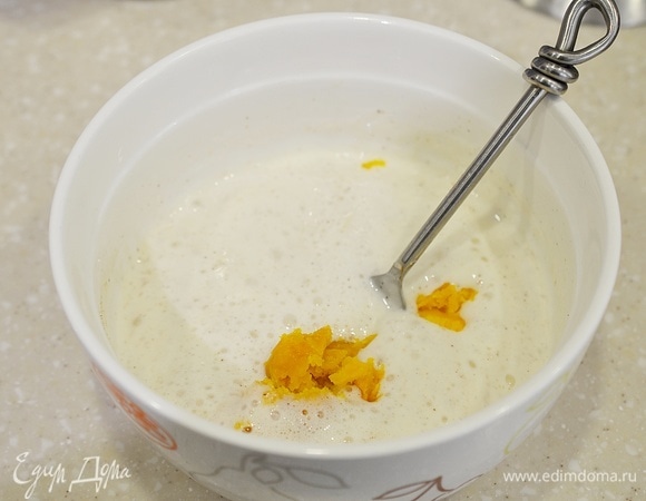 Добавьте тыквенное пюре к кефиру и перемешайте до однородности массы.