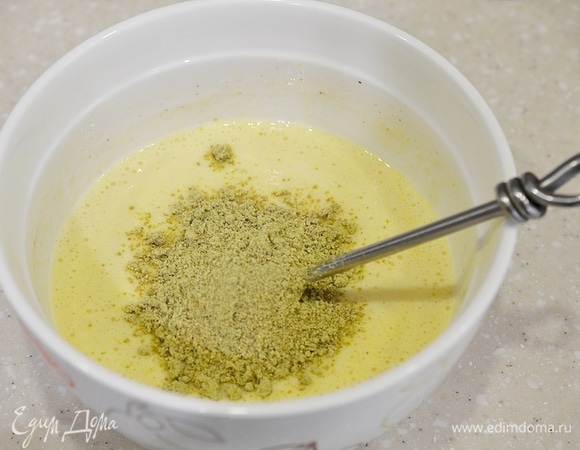 Всыпьте тыквенную муку. Но вполне можно использовать и обычную, оладьи все равно получатся с тыквенным ароматом. Муки может понадобиться больше или меньше, но тесто по консистенции должно напоминать очень густую сметану.